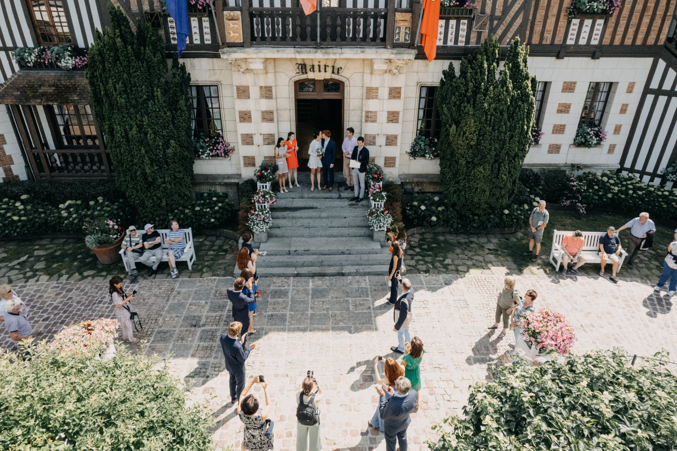 Photographe mariage civil à Deauville - sortie de mairie