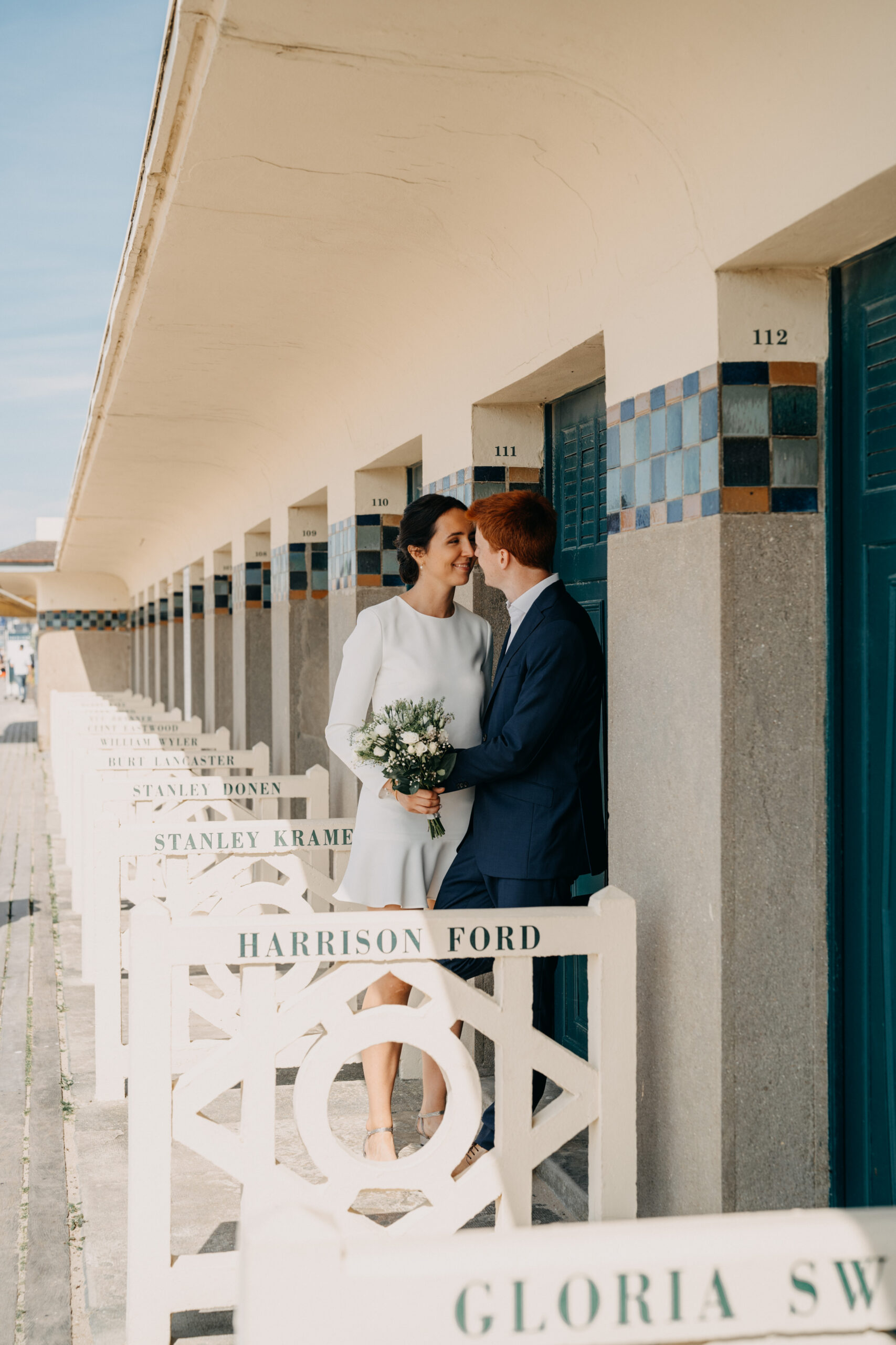 Couple de mariés sur les planches de Deauville