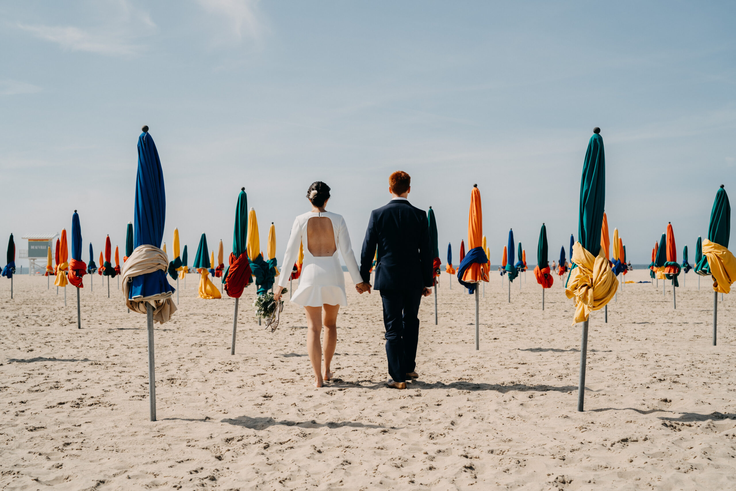 Couple de mariés sur les planches de Deauville