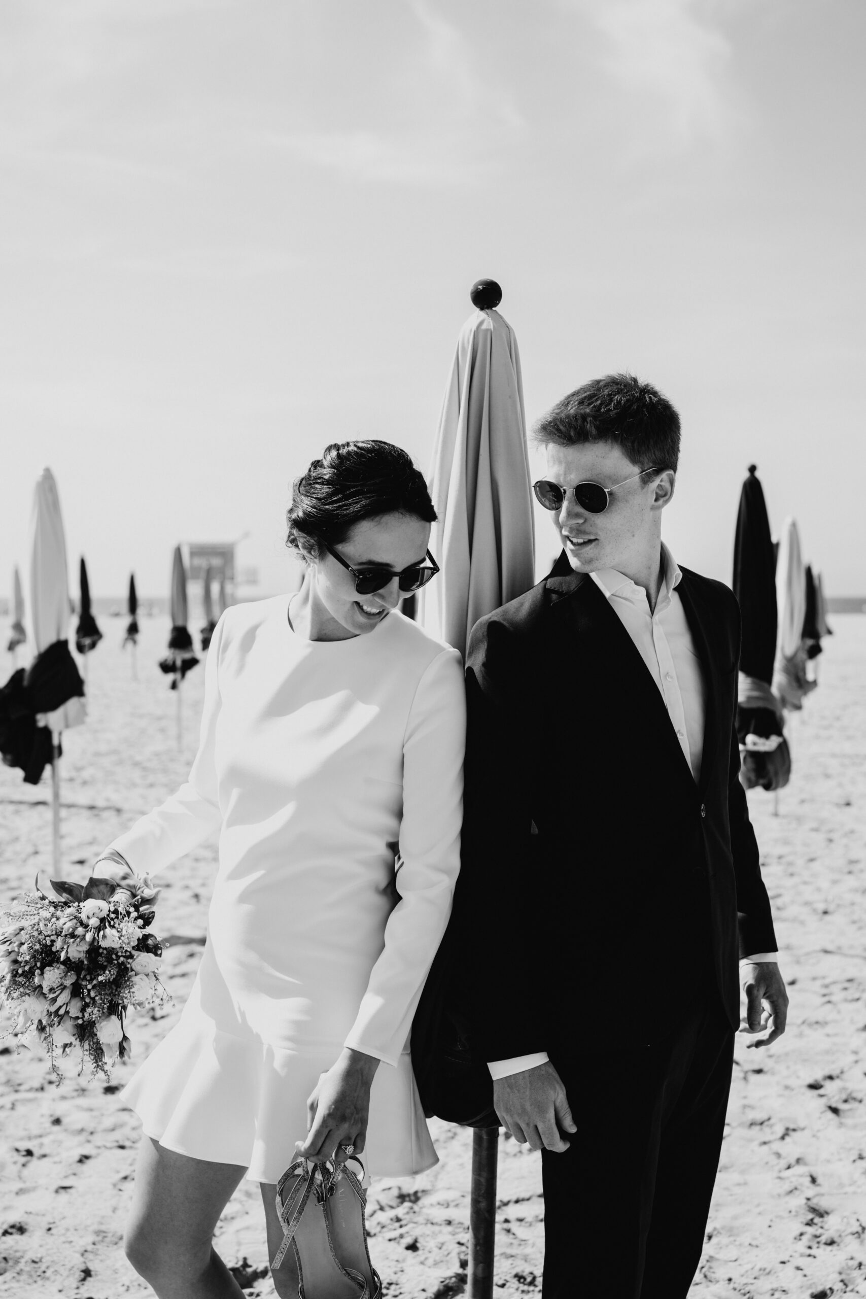 Couple de mariés sur les planches de Deauville