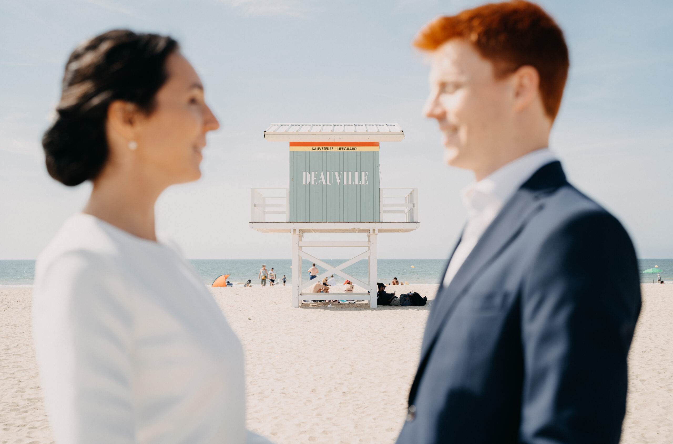 Couple de mariés sur les planches de Deauville
